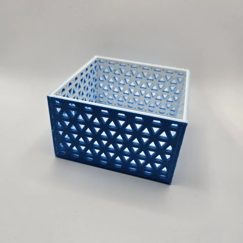Caja de celosía impresa en 3D con motivo geométrico en PLA azul y blanco